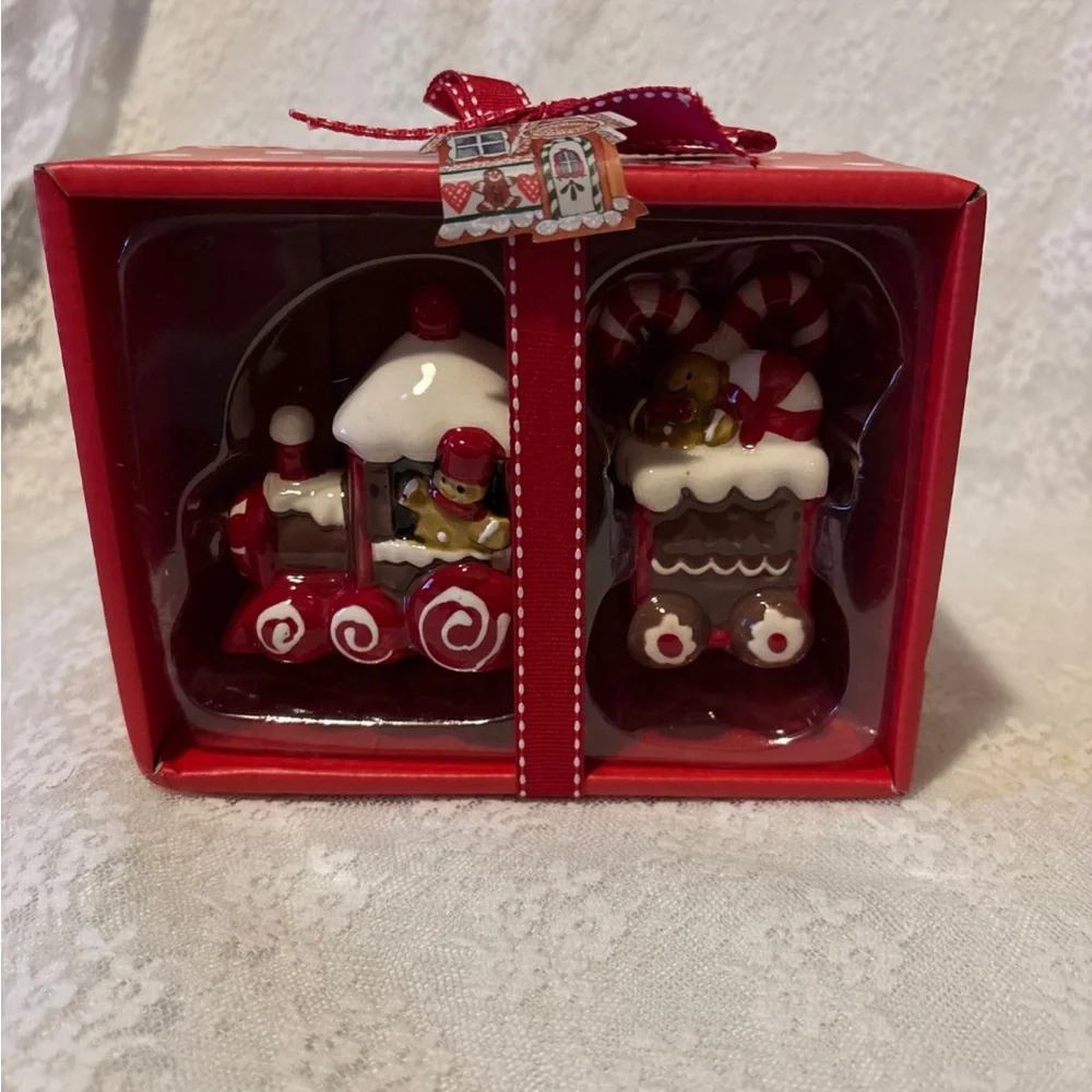 Adorable Blue Sky Salt & Pepper Shakers Clayworks. Christmas New